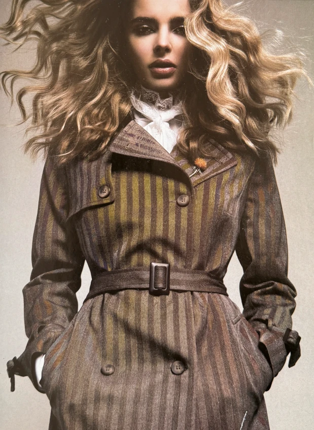 May Gil Modell Bilder Mantel und blondes Haar.